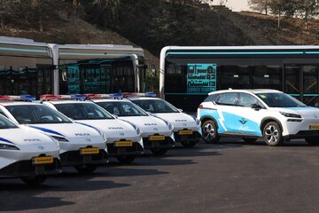 تصاویری از رانندگی پزشکیان با تاکسیهای جدید تهران؛ رئیس جمهوری رانندگی کرد/ زاکانی در صندلی شاگرد نشست