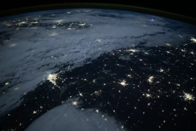 شکار عظیمترین رعد و برق جهان از ایستگاه فضایی بینالمللی/ عکس