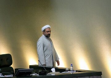 داستان پیچیده رسایی؛ از بلاگری سیاسی و فیلمبرداری غیرقانونی از جلسه غیرعلنی مجلس تا جنجال سازی و استمرار ادبیات توهین آمیز سیاسی!