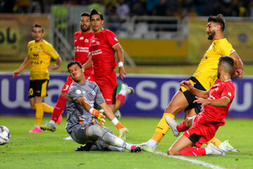 دیدار تراکتور – سپاهان بدون حضور زنان!