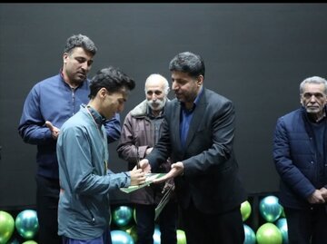 رقابت پرشور دوندگان نامدار کشور در خیابان‌های برفی و دمای زیر صفر همدان