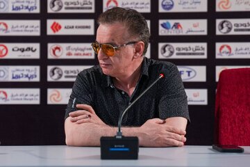 زنوزی: با هواداران پرسپولیس مشکلی ندارم و نوکر همه آنها هستم/ اینها تا حالا ندیده بودند بازیکن بزرگی مثل بیرانوند به تیمهای شهرستانی برود