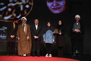 زهرا جمشیدی؛ مربی یکی از مراکز تحت نظارت بهزیستی استان کرمانشاه برگزیده جشنواره بین‌المللی “جایزه معلم” شد.