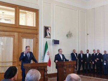 عراقچی: تحت فشار و تحریم مذاکره نخواهیم کرد/ لاوروف: به همکاری با ایران ادامه میدهیم