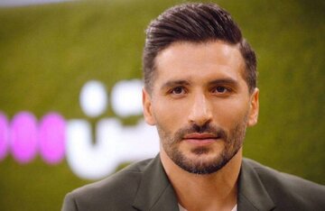 عکس| جواد کاظمیان با چهره جدیدش در کنار موشک هامبورگ