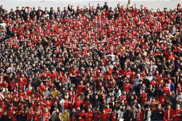 عکس | شعار دولت پزشکیان روی لباس تراکتور!