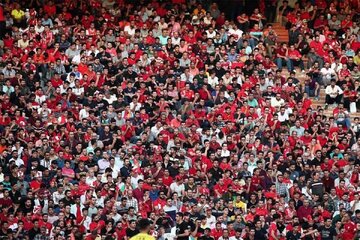 عکس | میهمان ویژه تمرین پرسپولیس؛ استقبال ویژه بازیکنان از یک هوادار