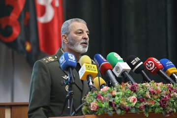 فرمانده کل ارتش: وقایع بزرگ باید در ذهن نسلها باقی بماند/ دفاع مقدس یک قطعه تاریخی سازنده برای سربلندی فردای کشور است