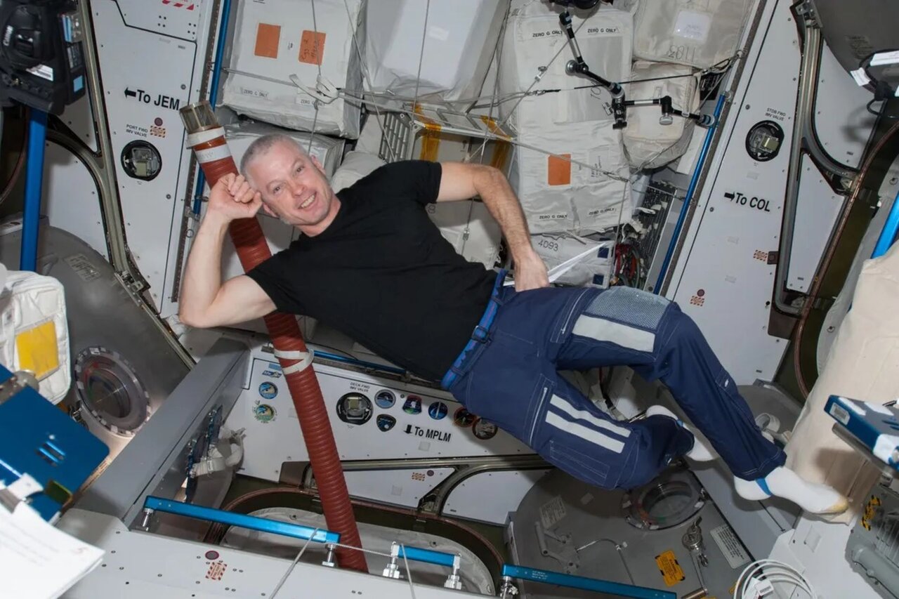 فضانوردان با لباسهای کثیف خود چه کار میکنند؟