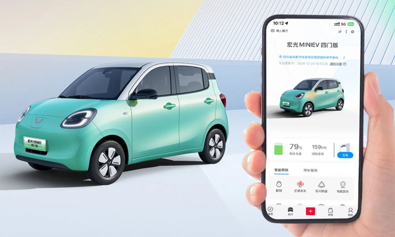 خودرو برقی هوانگگوانگ مینی EV از نمای سهرخ جلو در کنار یک گوشی حاوی اطلاعات خودرو