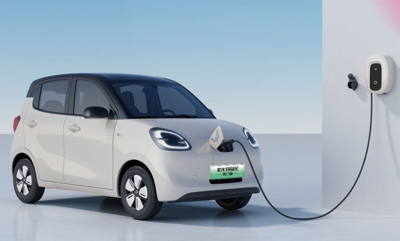 خودرو برقی هوانگگوانگ مینی EV درحال شارژ شدن