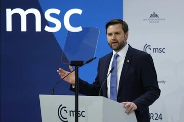 معاون «ترامپ» اشک این رئیس باوقار را درآورد + عکس