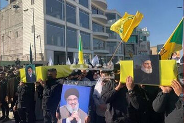 واکنش شرکتکنندگان در مراسم تشییع شهدا به تجاوز جنگندهها علیه بیروت