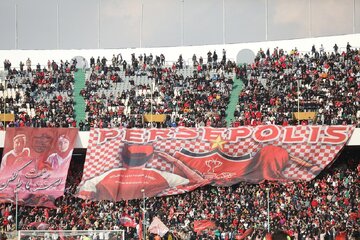 گلایههای مادر هوادار آسیبدیده پرسپولیس؛ گناه بچه من چه بود که سنگ را از آن بالا پرتاب کردید؟