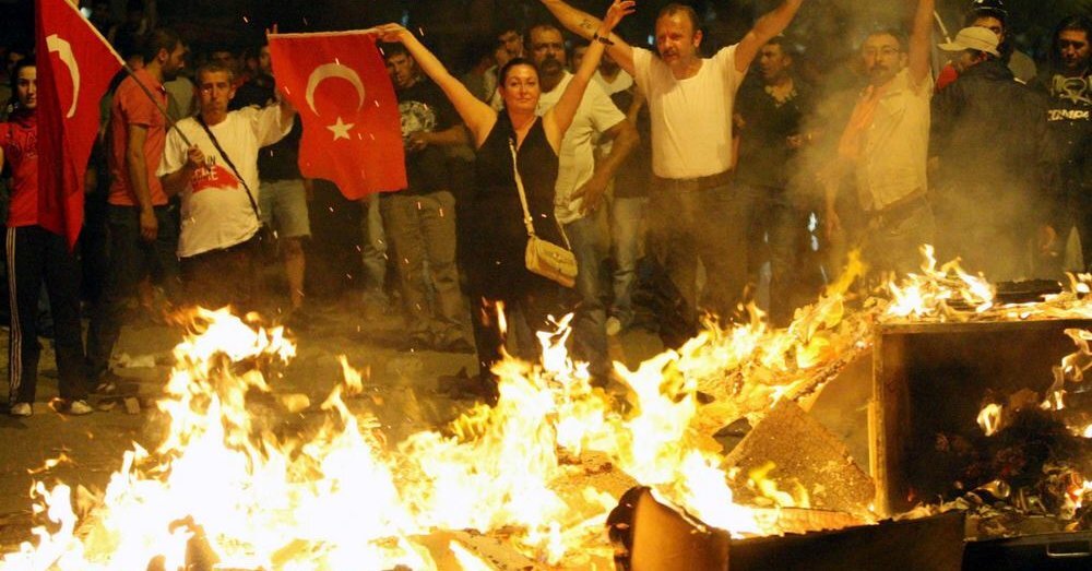 آخرین تحولات از بحران سیاسی ترکیه/ اردوغان زیر تیغ دموکراسی دوام میآورد؟