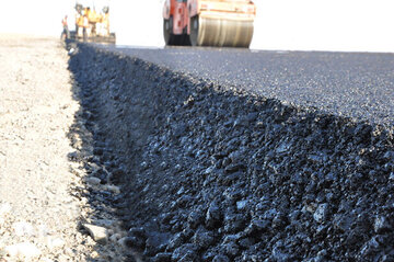 آغاز مرحله دوم عملیات روکش آسفالت محله های کوی بهار، سده و جمشیدآباد / آسفالت معابر امیری و احمدآباد در دستور کار قرار دارد