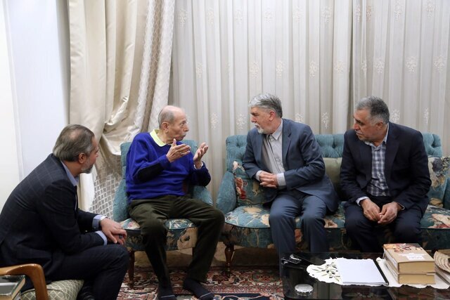 «آقای نصیریان ؛ اصل در دنیا به نرسیدنه ؛ اما شما رسیدید،خوب هم رسیدید. شما امروز روی قله ایستادهاید.»