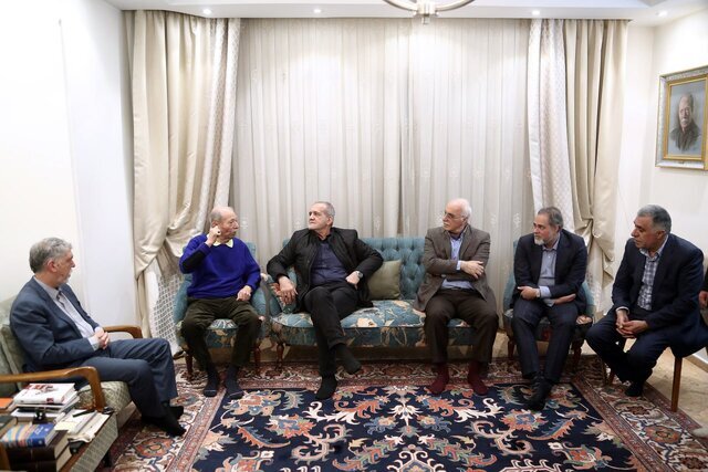 «آقای نصیریان ؛ اصل در دنیا به نرسیدنه ؛ اما شما رسیدید،خوب هم رسیدید. شما امروز روی قله ایستادهاید.»