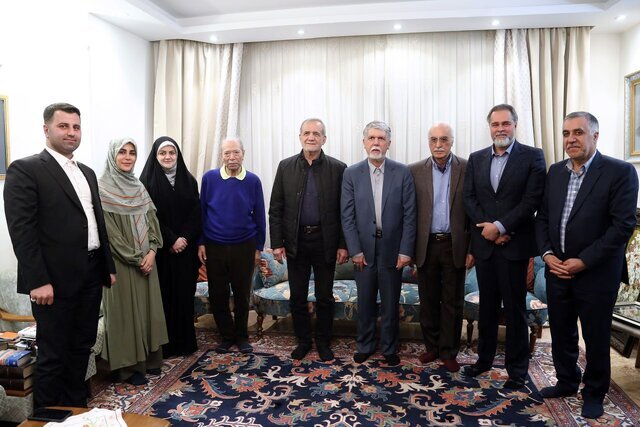 «آقای نصیریان ؛ اصل در دنیا به نرسیدنه ؛ اما شما رسیدید،خوب هم رسیدید. شما امروز روی قله ایستادهاید.»