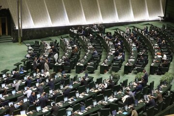 بی توجهی قالیباف به سخنان وزیر نیرو/ پاک نژاد در حلقه نمایندگان/ این 2 نمانیده مشغول قرآن خواندن شدند/ تصاویری از حواشی امروز مجلس