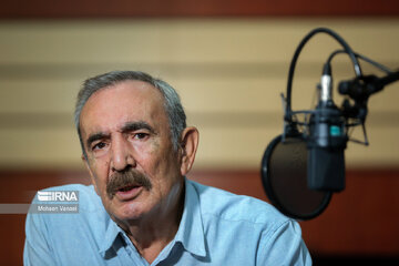 بیوک میرزایی: سینما را به سینماییها بسپارید