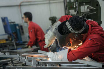 دستمزد کارگران چقدر بالا میرود؟/ پیشنهادهای کارگری و کارفرمایی برای تعیین دستمزد ۱۴۰۴