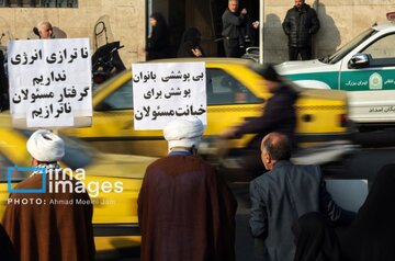 روایتی از تجمع غیرقانونی حامیان قانون حجاب مقابل مجلس/ چهره پرحاشیه وزارت کار دولت قبل: نمایندگان با فشار ایادی نفوذ دست از آرمانهای اسلام برندارند