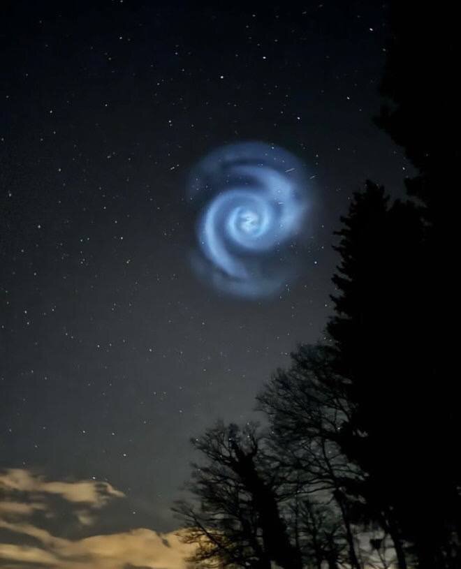 شبی که آسمان جادویی شد / راز مارپیچ درخشان؛ پدیدهای ماورایی یا ردپای یک موشک؟