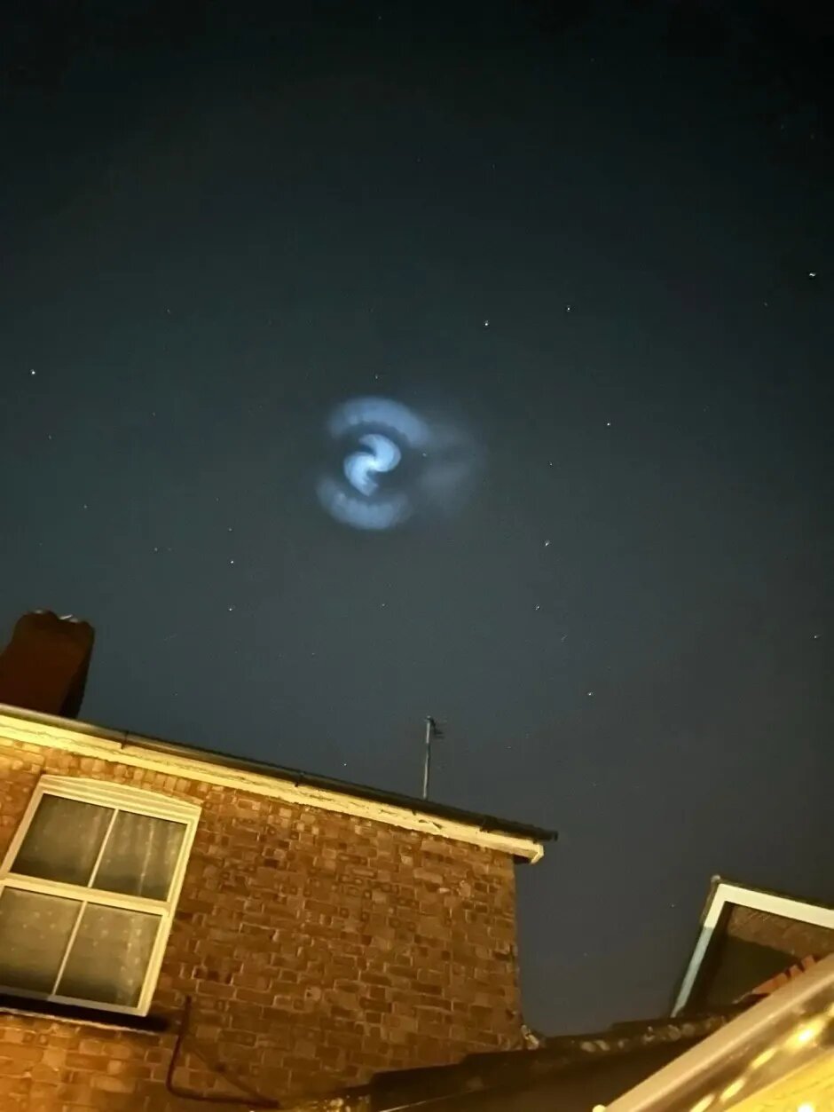 شبی که آسمان جادویی شد / راز مارپیچ درخشان؛ پدیدهای ماورایی یا ردپای یک موشک؟