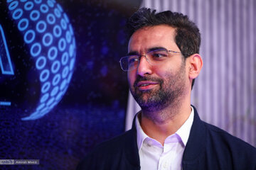 طعنه سنگین آذری جهرمی به رسایی؛ پهن کردن بساط تحصن مقابل مجلس یا بدلیل بی‌عقلی است یا نفوذ! 