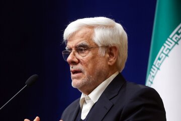 عارف: انقلاب ما، انقلاب ارزشهاست و هرگز دنبال جهانگشایی نیستیم/ معاون اول رئیس جمهور در یونیفرم متفاوت