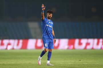عکس | بازوبند کاپیتانی پرسپولیس در دستان رامین رضاییان