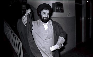 عکسی از اقامه نماز رهبری بر پیکر سید احمد خمینی/ ناطق نوری و هاشمی رفسنجانی هم بودند