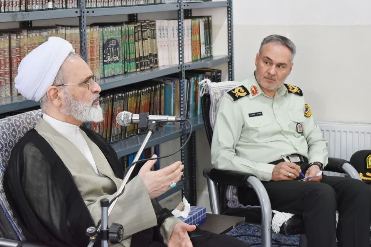آیت الله اعرافی در دیدار با فرمانده انتظامی استان یزد آیت الله اعرافی در دیدار با فرمانده انتظامی استان یزد