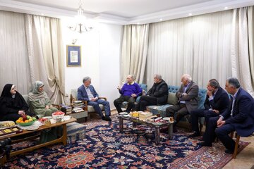 مسعود پزشکیان: دولت چهاردهم تا آنجا که بتواند، به هنر کشور کمک خواهد کرد/پیشنهاد استاد نصیریان برای کمک دولت به پایهگذاری مسابقه نمایشنامه نویسی