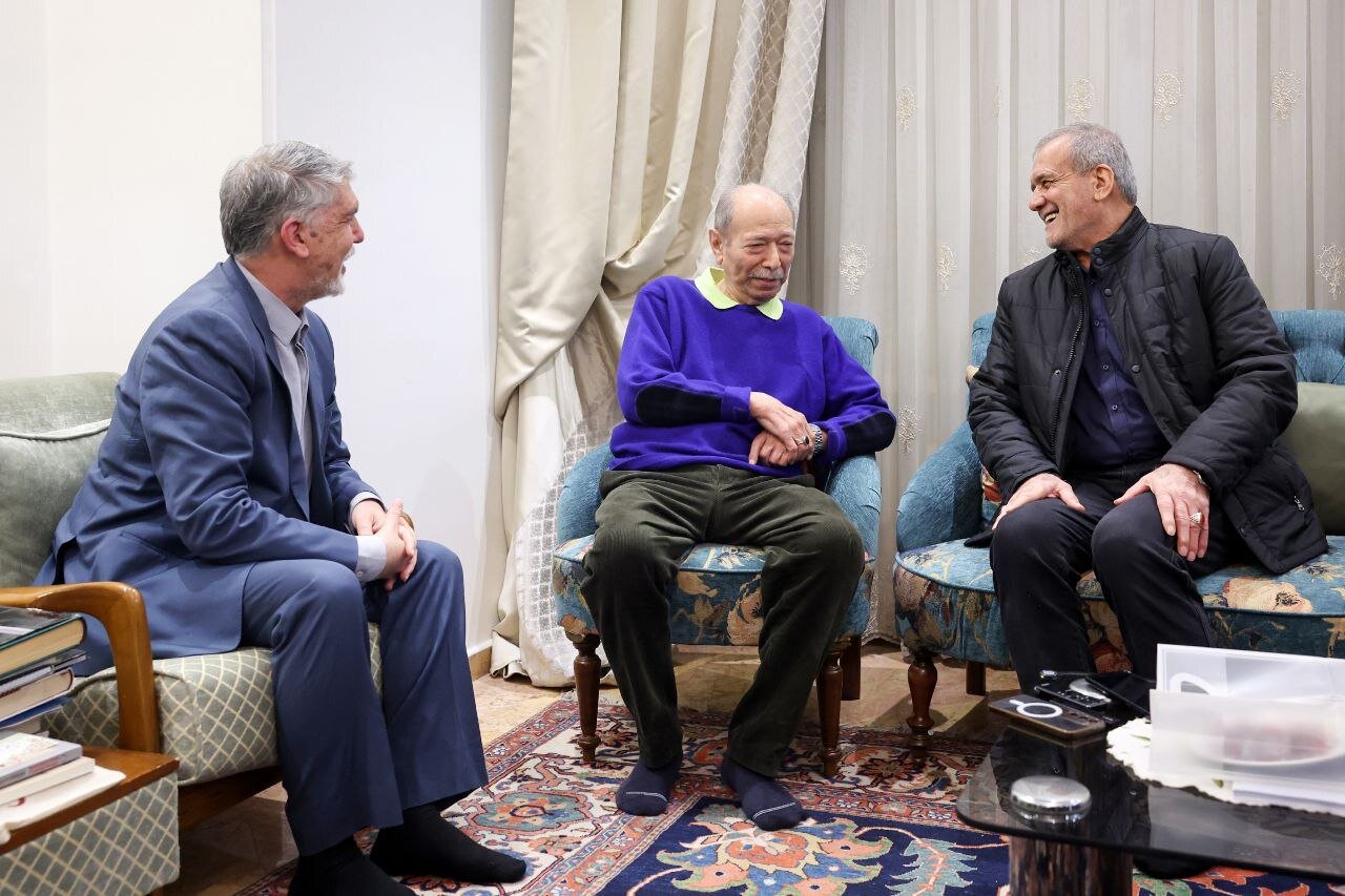 مسعود پزشکیان: دولت چهاردهم تا آنجا که بتواند، به هنر کشور کمک خواهد کرد/پیشنهاد استاد نصیریان برای کمک دولت به پایهگذاری مسابقه نمایشنامه نویسی