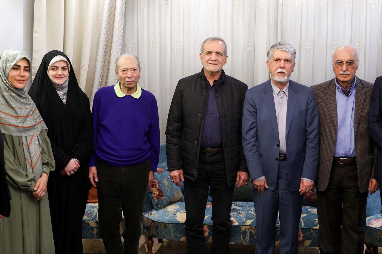 مسعود پزشکیان: دولت چهاردهم تا آنجا که بتواند، به هنر کشور کمک خواهد کرد/پیشنهاد استاد نصیریان برای کمک دولت به پایهگذاری مسابقه نمایشنامه نویسی