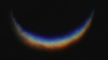 هلالی به شکل رنگینکمان در آسمان شب