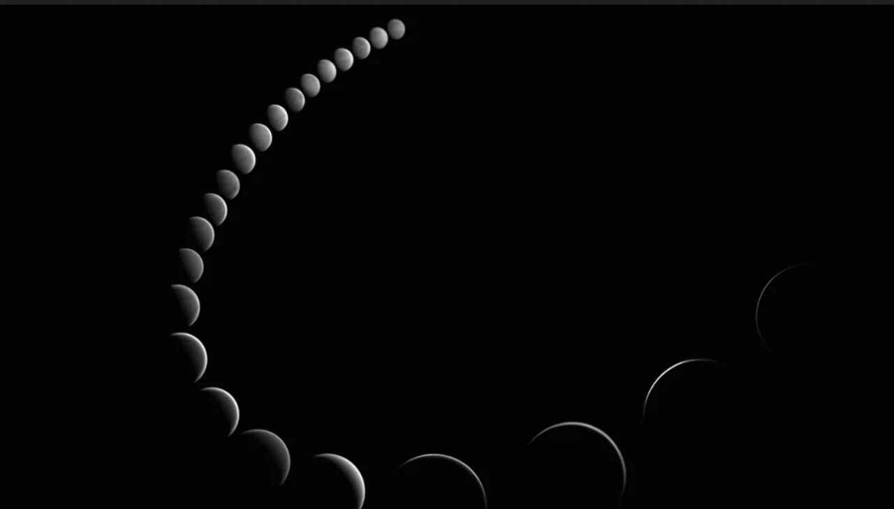 هلالی به شکل رنگینکمان در آسمان شب