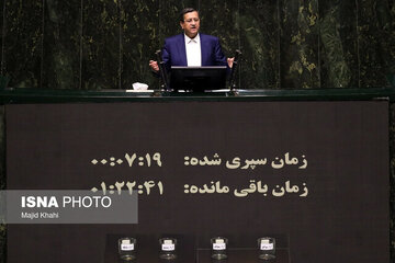 همتی خطاب به نماینده موافق استیضاح: موقعی که مسئول تبلیغات جنگ بودم شما ۴ سالت بود/ سرباز وطن هستم