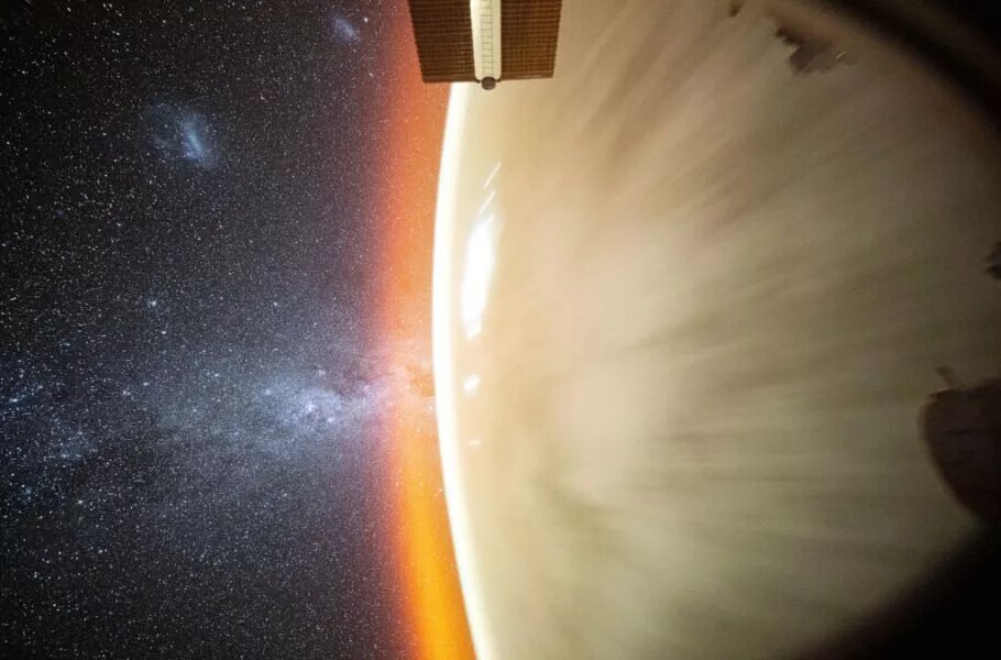 هیچوقت زمین را اینگونه ندیدهاید/ تلاقی درخشان با کهکشان راهشیری در تاریکی فضا