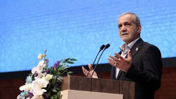 پزشکیان: معلوم نیست دلاری که دادهایم چقدر تولید شده و به کجا رفته است/ نمی دانم که برای این گرانی ها باید یقه چه کسی را بگیرم