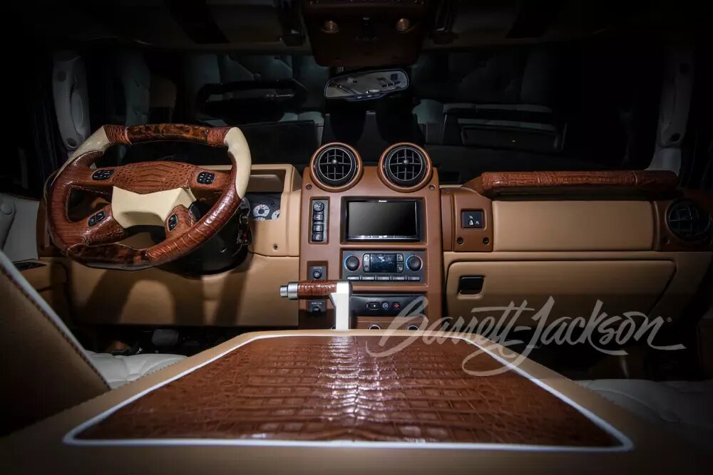 پوست کروکدیل در عحیبترین شاسیبلند جهان /عکس