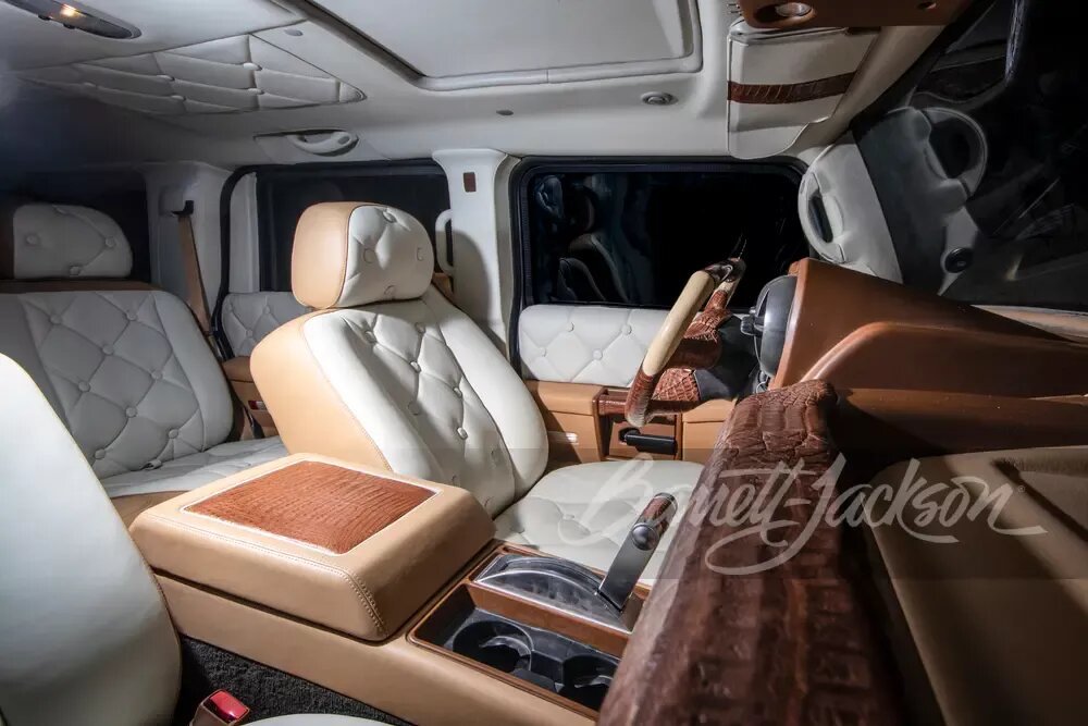 پوست کروکدیل در عحیبترین شاسیبلند جهان /عکس