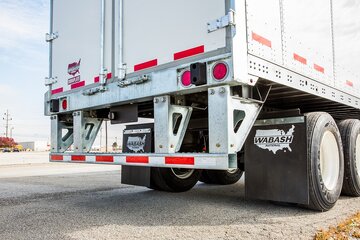 چرا در پشت کامیونها میله آهنی نصب شده است؟