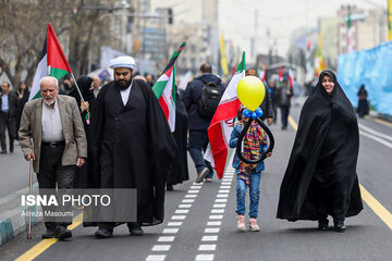 یک زوج اندونزیایی در راهپیمایی روز قدس مشهد/ دستان ترامپ با زنجیر بسته شد/ حضور مردی با کفن پوشیده شده از شعار در راهپیمایی روز قدس