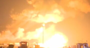 آخرین خبر از وضعیت آتشسوزی کانتینرهای بندر رجایی/اطفای حریق احتمالا تا صبح ادامه دارد/آتش به مخازن نفتی نمیرسد