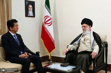 آشنا پاسخ داد؛ نخست وزیر سابق ژاپن برای ایران پیام کتبی ترامپ را آورده بود؟/ کاغذهایی که آبه شینزو در جلسه با رهبر انقلاب در دست داشت چه بودند؟