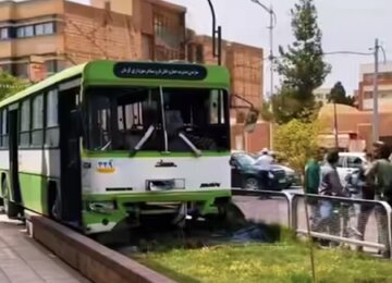 اتوبوس سواری یک نوجوان در کرمان حادثه آفرید