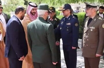 استقبال سرلشکر باقری از برادر محمد بن سلمان در تهران/ وزیر دفاع عربستان سعودی از راه رسید